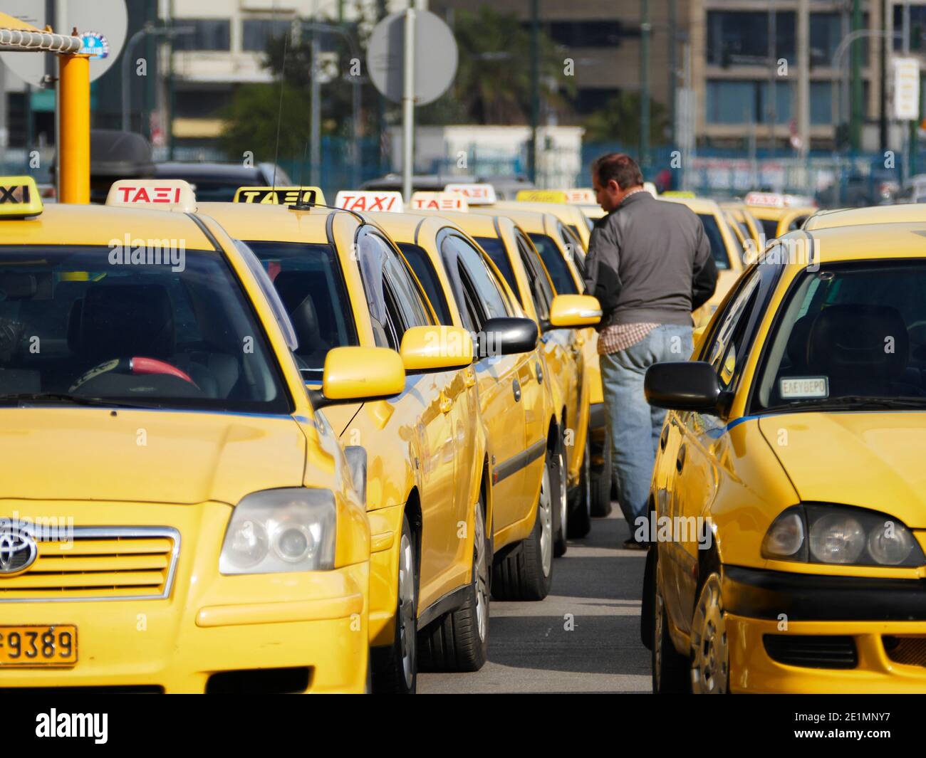 Greece Athens Athen taxi stand long queue street scene Stock Photo Alamy