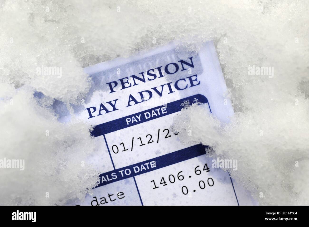 PENSION PAY ADVICE IN SNOW AND ICE RE PENSIONS INCOMES PENSIONERS RECESSION RETIREMENT THE ECONOMY ICE FROZEN PAY FREEZE ETC UK Stock Photo