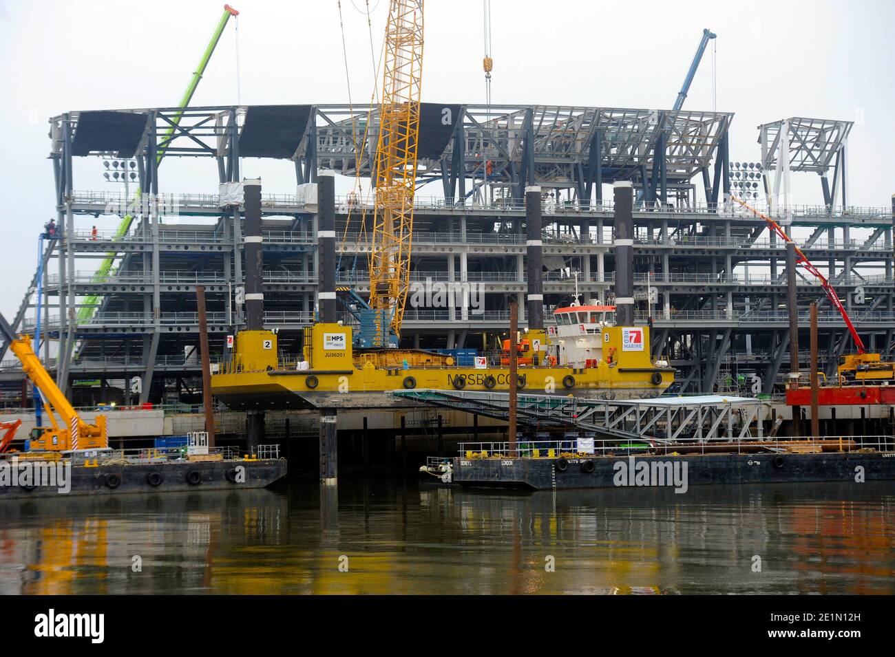 Fulham Riverside Development The riverside stand at craven cottage hi-res stock photography and ...
