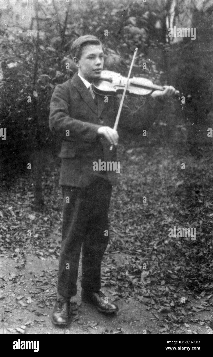 Edwardian violinist Stock Photo
