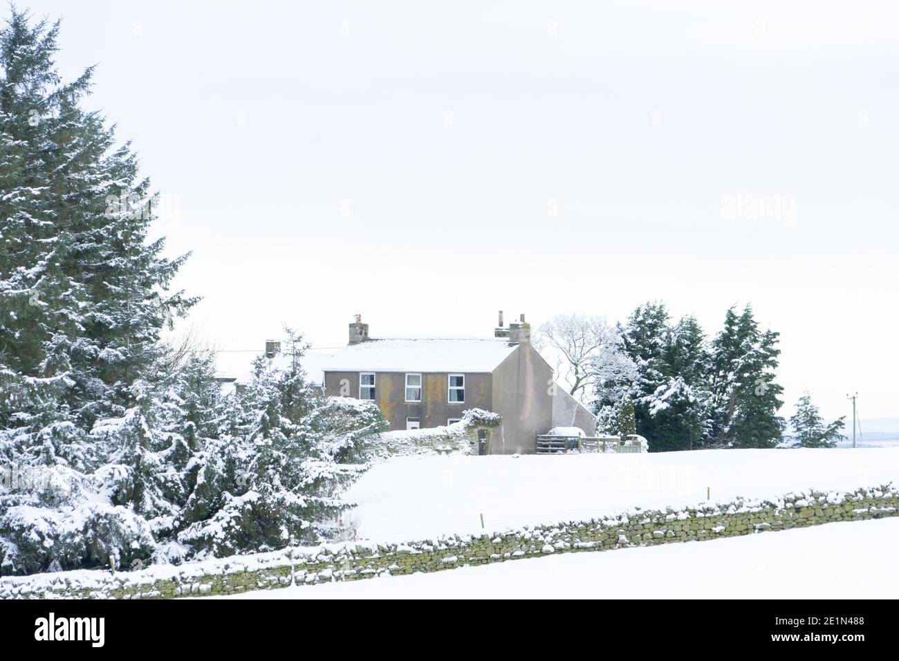 Farm buildings in winter hi-res stock photography and images - Alamy