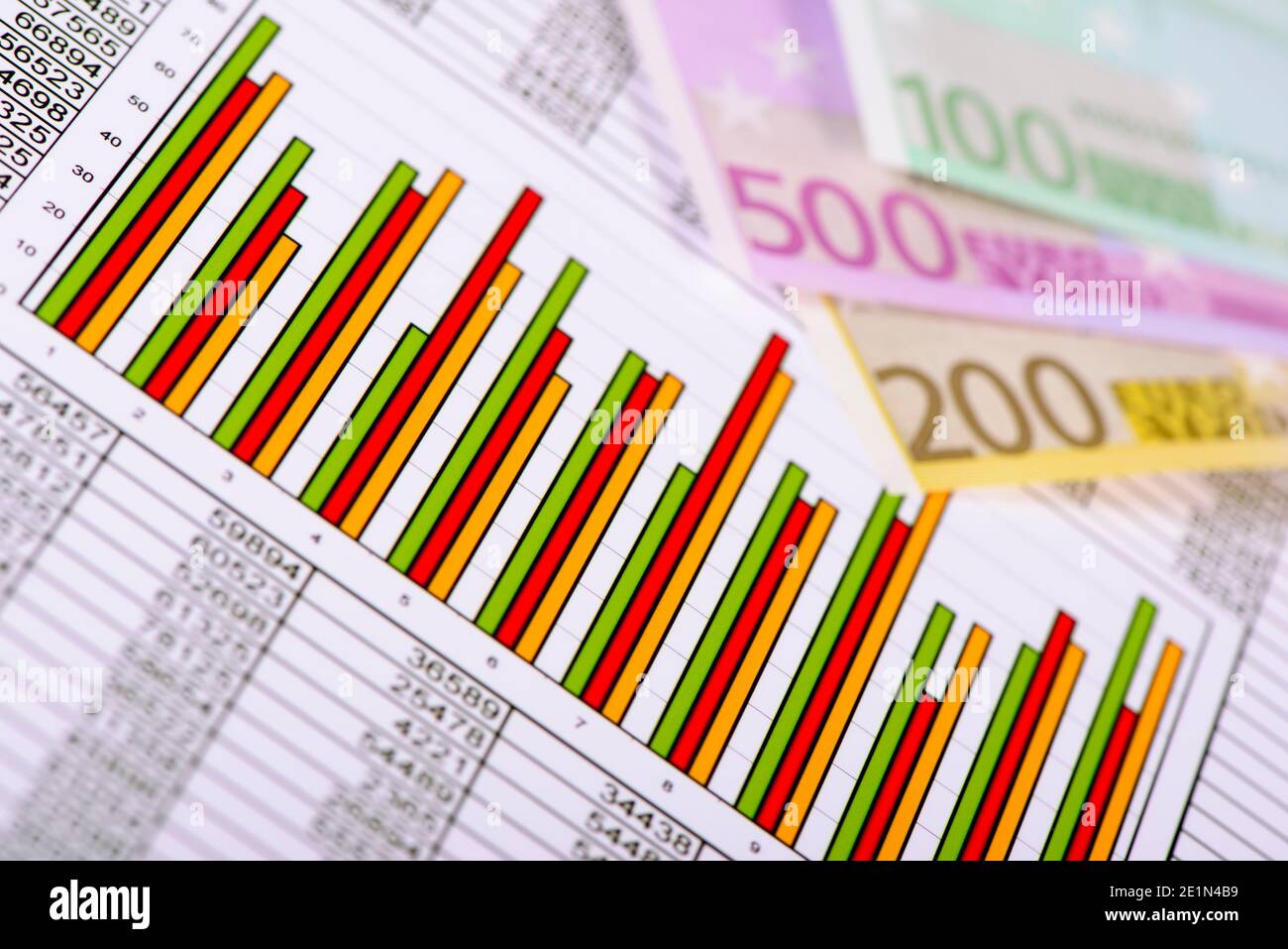 Aktienkurs und Chart der Börse mit Euro Banknoten Stock Photo