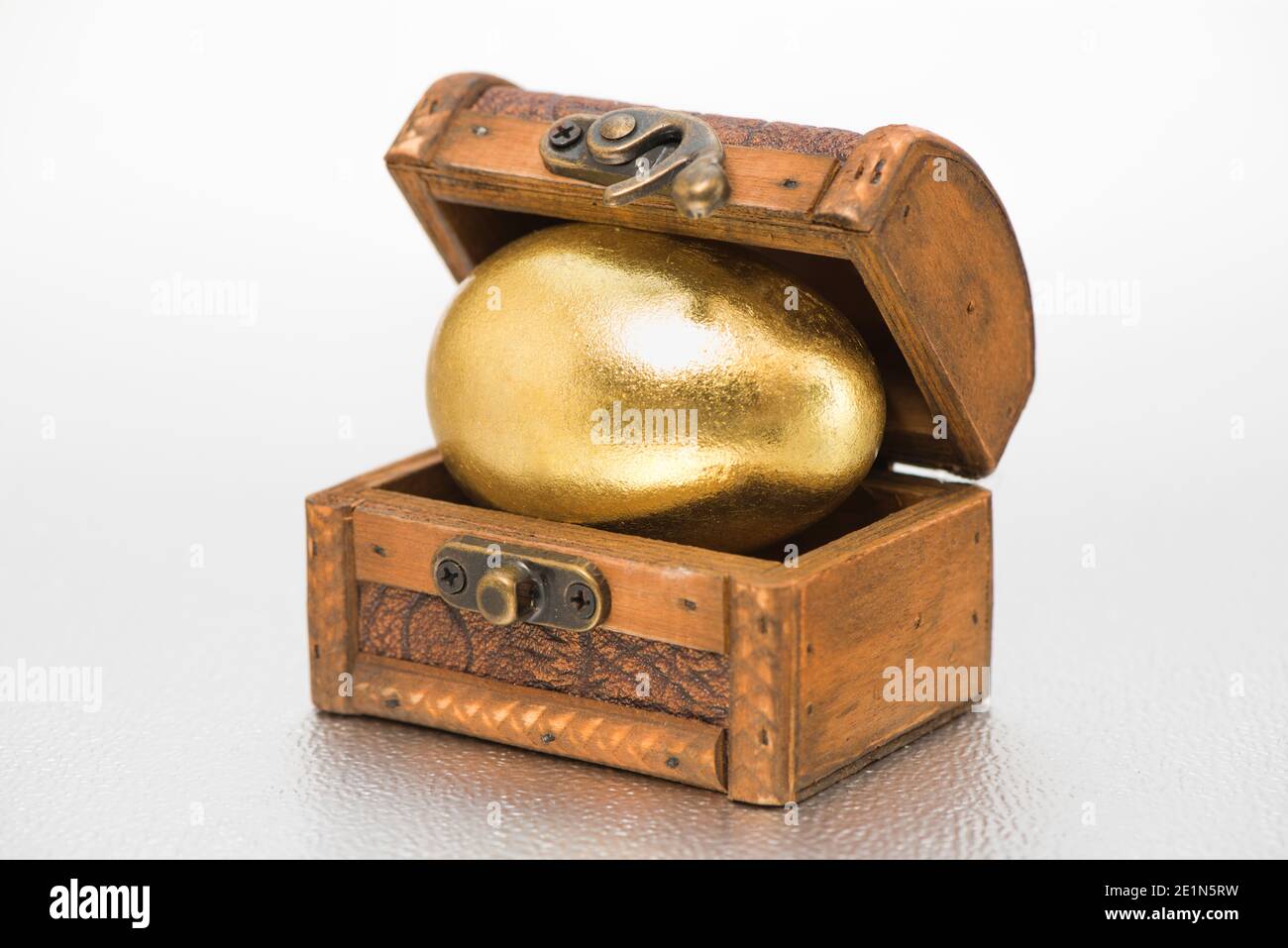 Schatzkiste mit Gold als Geldanlage Stock Photo