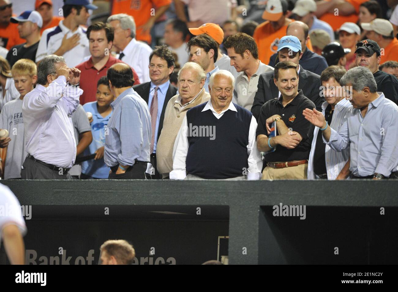 Los Angeles Dodgers manager Tommy Lasorda watching a game from the dugout  -- Please credit photographer Kirk Schlea Stock Photo - Alamy