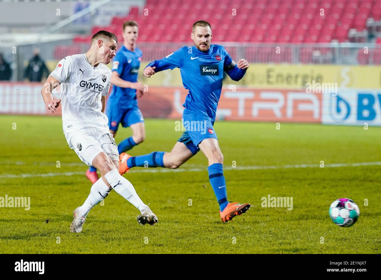 Sandhausen, Germany. 08th Jan, 2021. Football: 2nd Bundesliga, SV Sandhausen - 1. FC Heidenheim, Matchday 15, BWT-Stadion am Hardtwald. Sandhausen's goal scorer Kevin Behrens (l) scores the goal to make it 4:0. Credit: Uwe Anspach/dpa - IMPORTANT NOTE: In accordance with the regulations of the DFL Deutsche Fußball Liga and/or the DFB Deutscher Fußball-Bund, it is prohibited to use or have used photographs taken in the stadium and/or of the match in the form of sequence pictures and/or video-like photo series./dpa/Alamy Live News Stock Photo