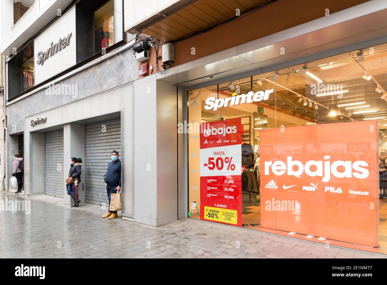People wait in front of the Sprinter store during the winter sales.In the  last weeks of Christmas, the cases of Covid19 in Valencia have increased,  this has caused the winter sales to