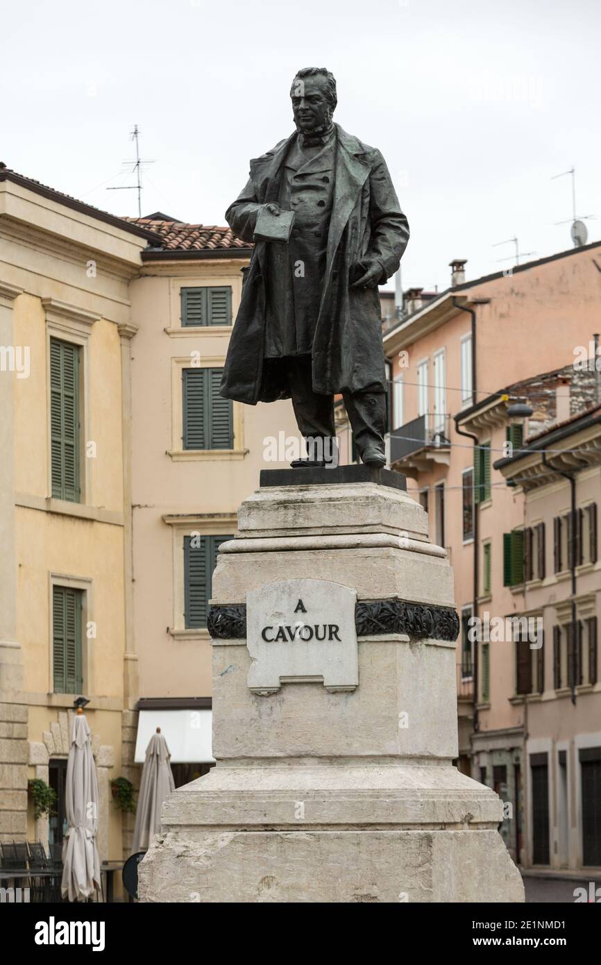 Statue cavour verona hi-res stock photography and images - Alamy