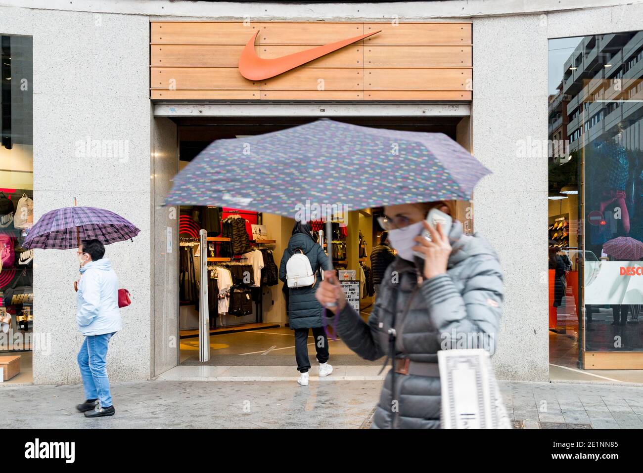 Valencia, Spain. 8th Jan, People wearing face masks walk a Nike store during the winter sales.In the last weeks of the cases of Covid19 in Valencia have increased,