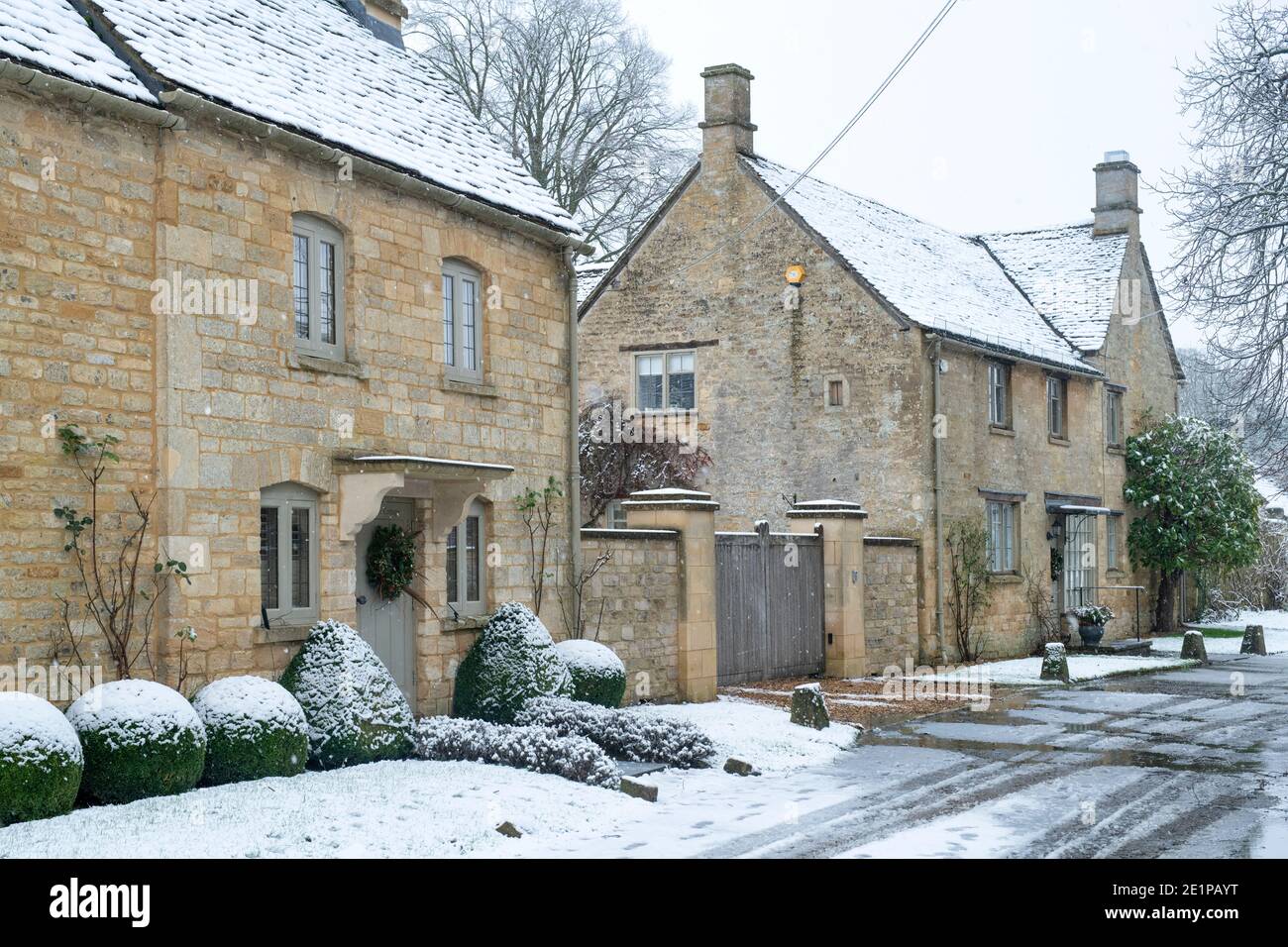 Snow england cottage christmas hires stock photography and images Alamy