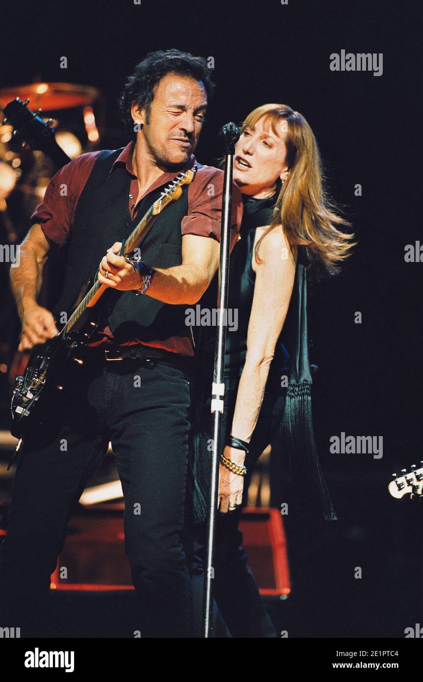 Bruce Springsteen and the E Street band in concert at Wembley Arena, London, UK. 27th October 2002. Stock Photo