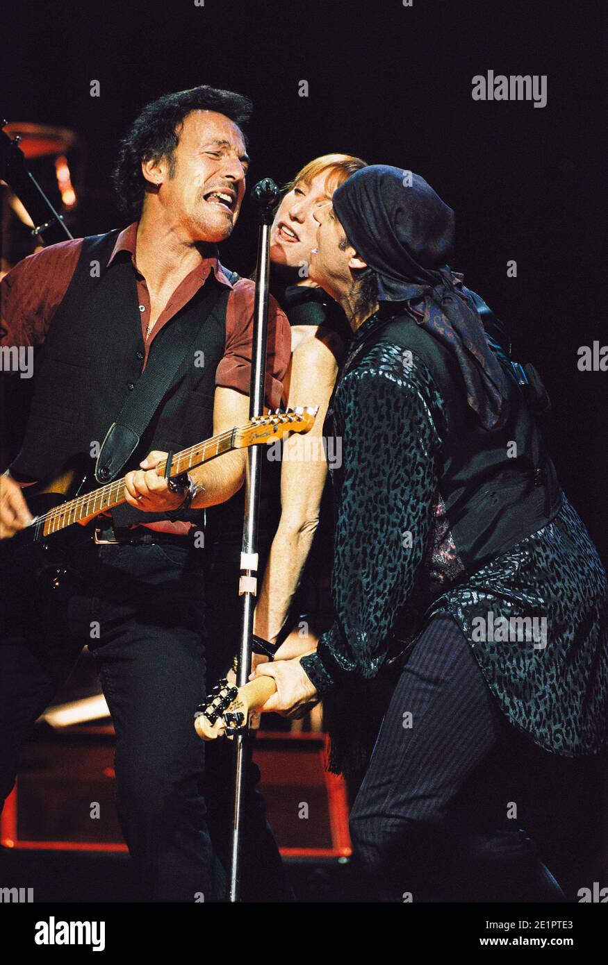 Bruce Springsteen and the E Street band in concert at Wembley Arena, London, UK. 27th October 2002. Stock Photo
