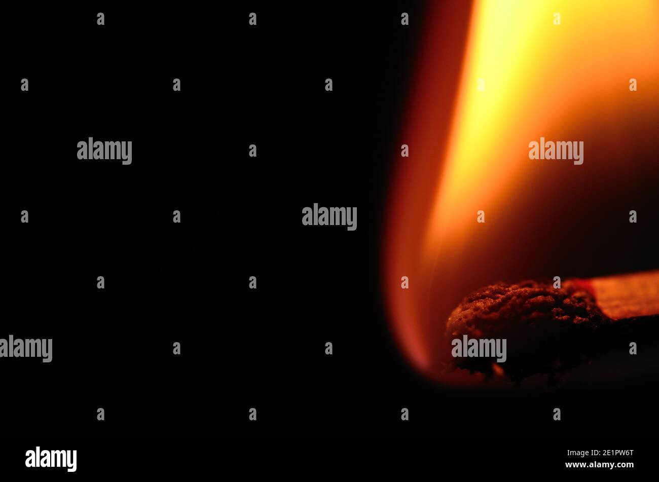 helle flamme von zuendholz mit schwarzen hintergrund grossansicht Stock Photo