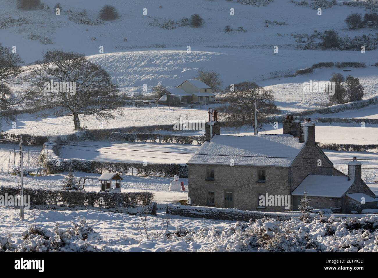 Flintshire, North Wales, UK Saturday 9th January 2021, UK Weather:  Freezing overnight temperatures and heavy snowfall during Covid lockdown in Flintshire, North Wales.  A cottage in the village of Rhes-y-Cae surrounded by a frozen landscape, Flintshire, North Wales  © DGDImages/Alamy Live News Stock Photo