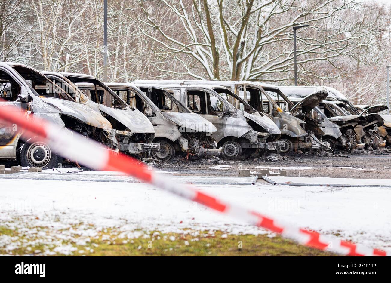 Brunswick, Germany. 09th Jan, 2021. Several burnt-out vehicles are parked on the premises of the State Reception Office of Lower Saxony at the Braunschweig site. The cars had caught fire in the night to 09.01.2021. The police investigates. Credit: Moritz Frankenberg/dpa/Alamy Live News Stock Photo