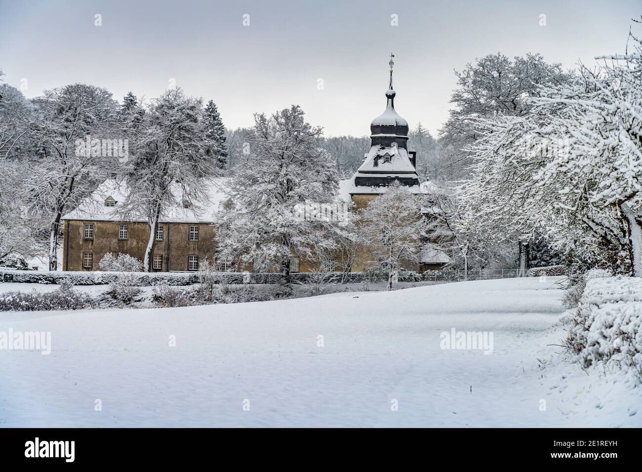 Verschneite Winterlandschaft am Schloss Melschede im Sauerland, Sundern