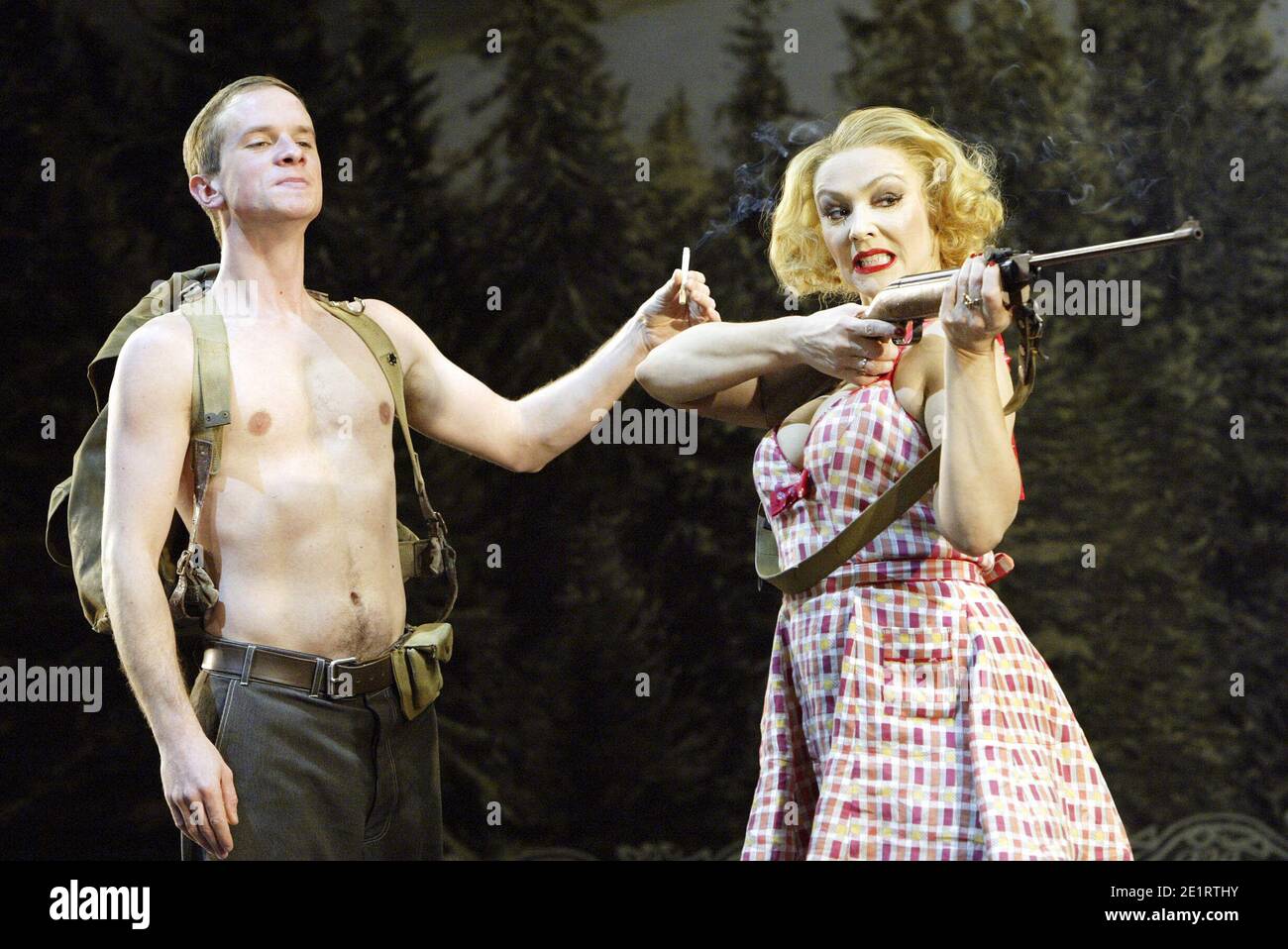 Paul Chequer (Erich), Frances Barber (Valerie) in TALES FROM THE VIENNA WOODS by Odon von Horvath at the Olivier Theatre, National Theatre (NT), London SE1  14/10/2003  in a new version by David Harrower  design: Nicki Gillibrand  director: Richard Jones Stock Photo