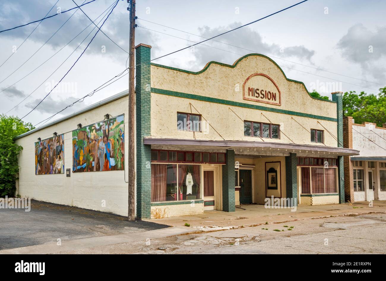 Mission Movie Theater, 1927, in Menard, Edwards Plateau, Texas, USA Stock Photo
