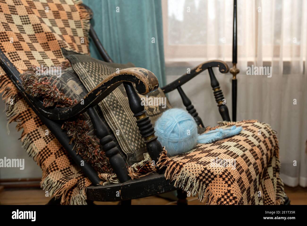 Rocking chair blanket hi res stock photography and images Alamy