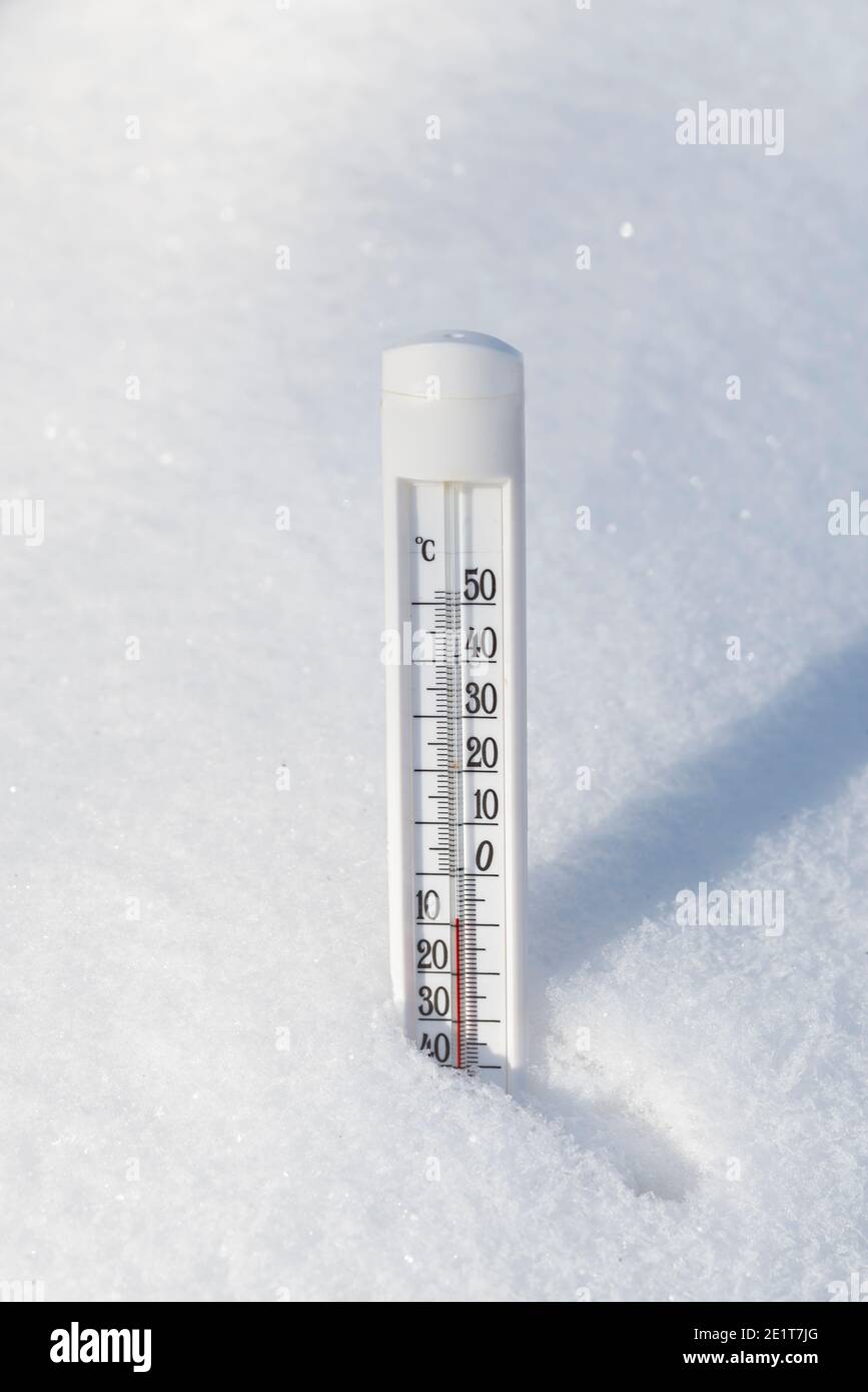 https://c8.alamy.com/comp/2E1T7JG/a-thermometer-in-a-snowdrift-in-winter-shows-a-low-temperature-weather-concept-2E1T7JG.jpg