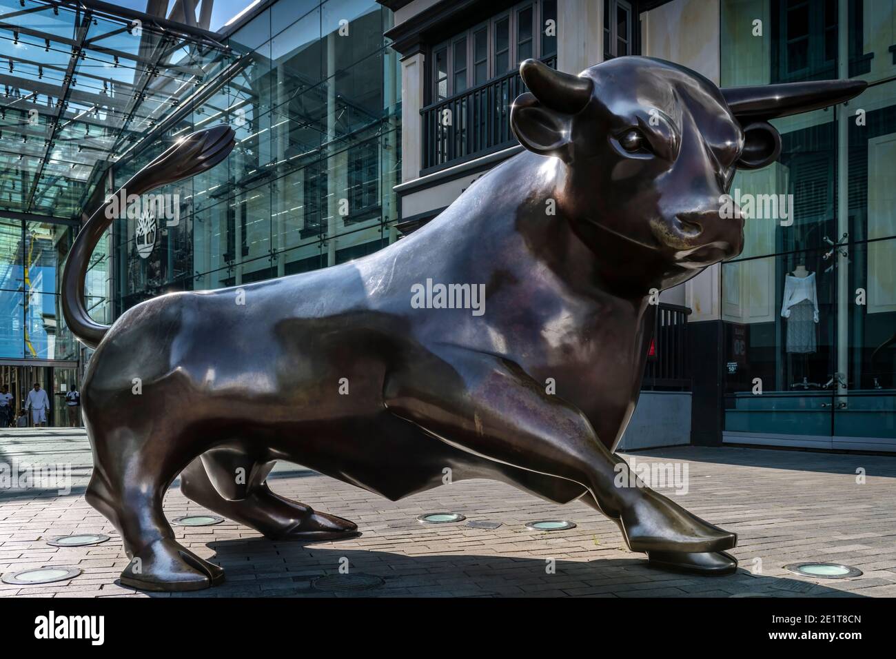 The Bullring's famous six-ton bronze bull, designed by artist Laurence Broderick, stands guard outside one of the entrances to Birminghams giant shopp Stock Photo