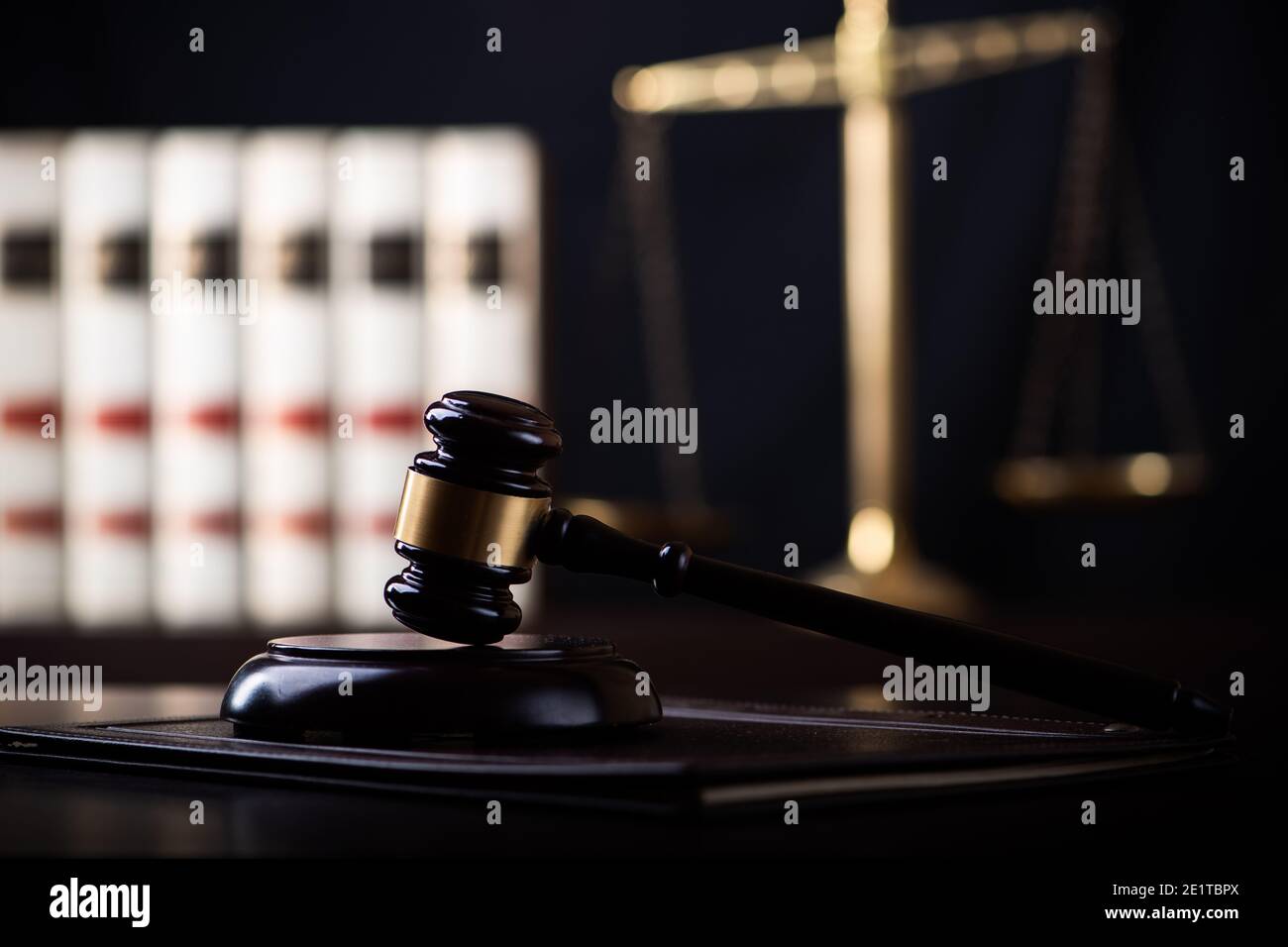 Scales justice gavel law books hi-res stock photography and images - Alamy