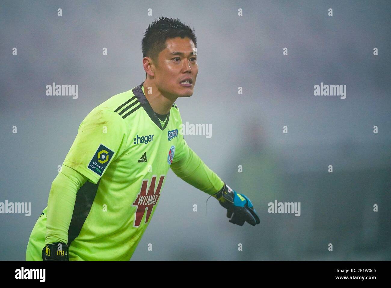 LENS, NETHERLANDS - JANUARY 9: L-R: Eiji Kawashima of RC Strasbourg during the Ligue 1 match between RC Lens and RC Strasbourg at Stade Bollaert-Delel Stock Photo