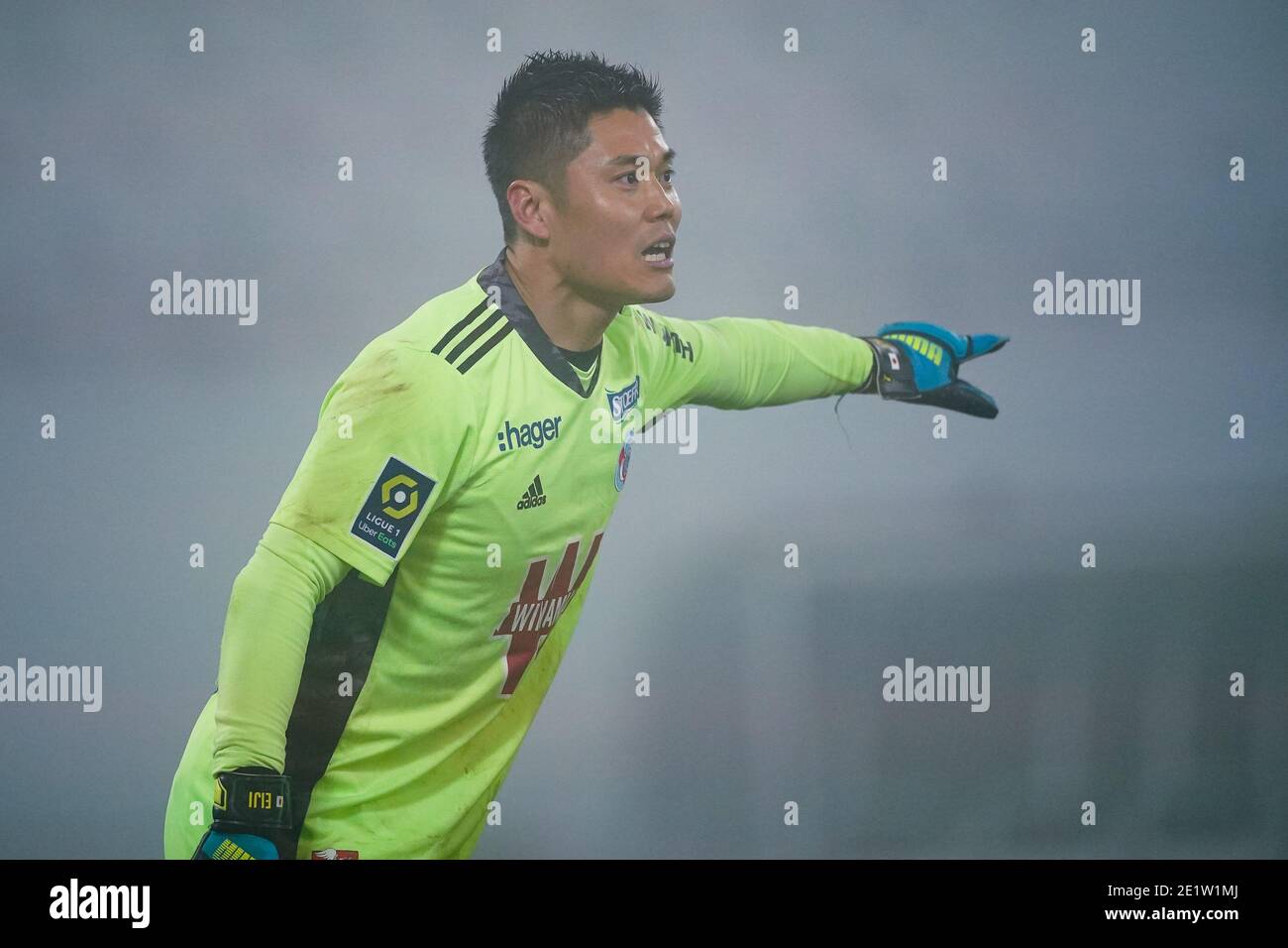 LENS, NETHERLANDS - JANUARY 9: L-R: Eiji Kawashima of RC Strasbourg during the Ligue 1 match between RC Lens and RC Strasbourg at Stade Bollaert-Delelis on January 9, 2021 in Lens, Netherlands (Photo by Jeroen Meuwsen/BSR AgencyOrange PicturesAlamy Live News) Stock Photo