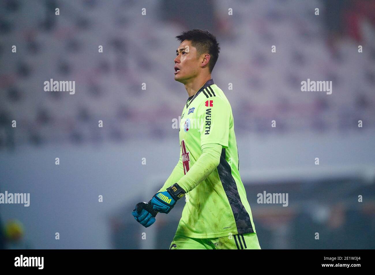 LENS, NETHERLANDS - JANUARY 9: L-R: Eiji Kawashima of RC Strasbourg during the Ligue 1 match between RC Lens and RC Strasbourg at Stade Bollaert-Delelis on January 9, 2021 in Lens, Netherlands (Photo by Jeroen Meuwsen/BSR AgencyOrange PicturesAlamy Live News) Stock Photo