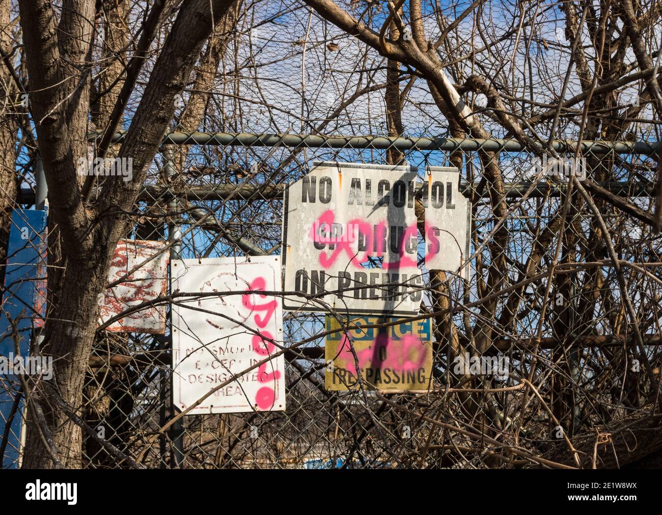 Old overgrown No Alcohol or Drugs on Premises sign Stock Photo