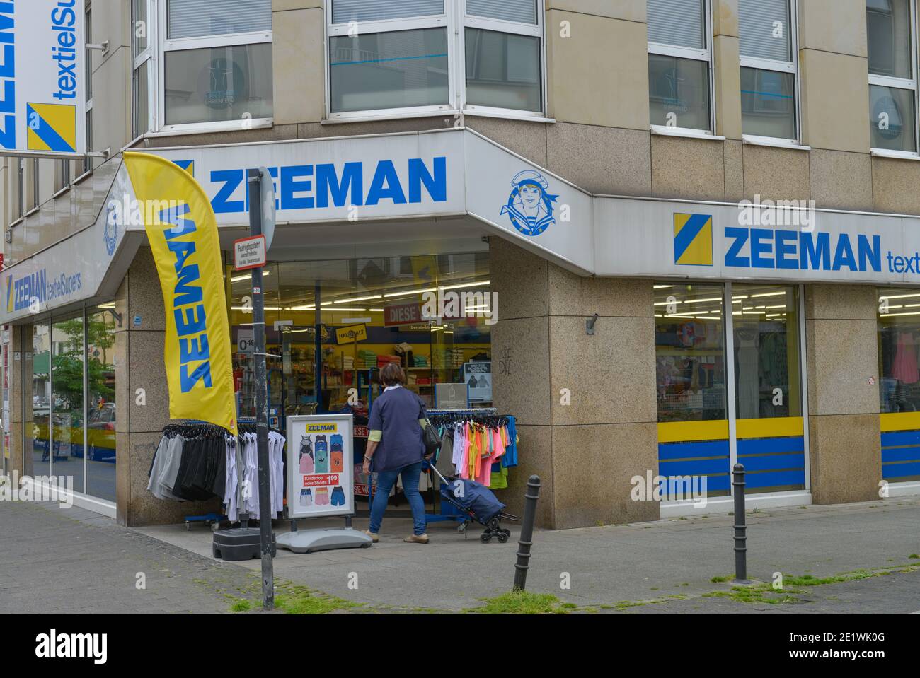 Laden, Zeeman Kleidung, Venloer Strasse, Ehrenfeld, Koeln, Nordrhein-Westfalen, Deutschland Stock Photo