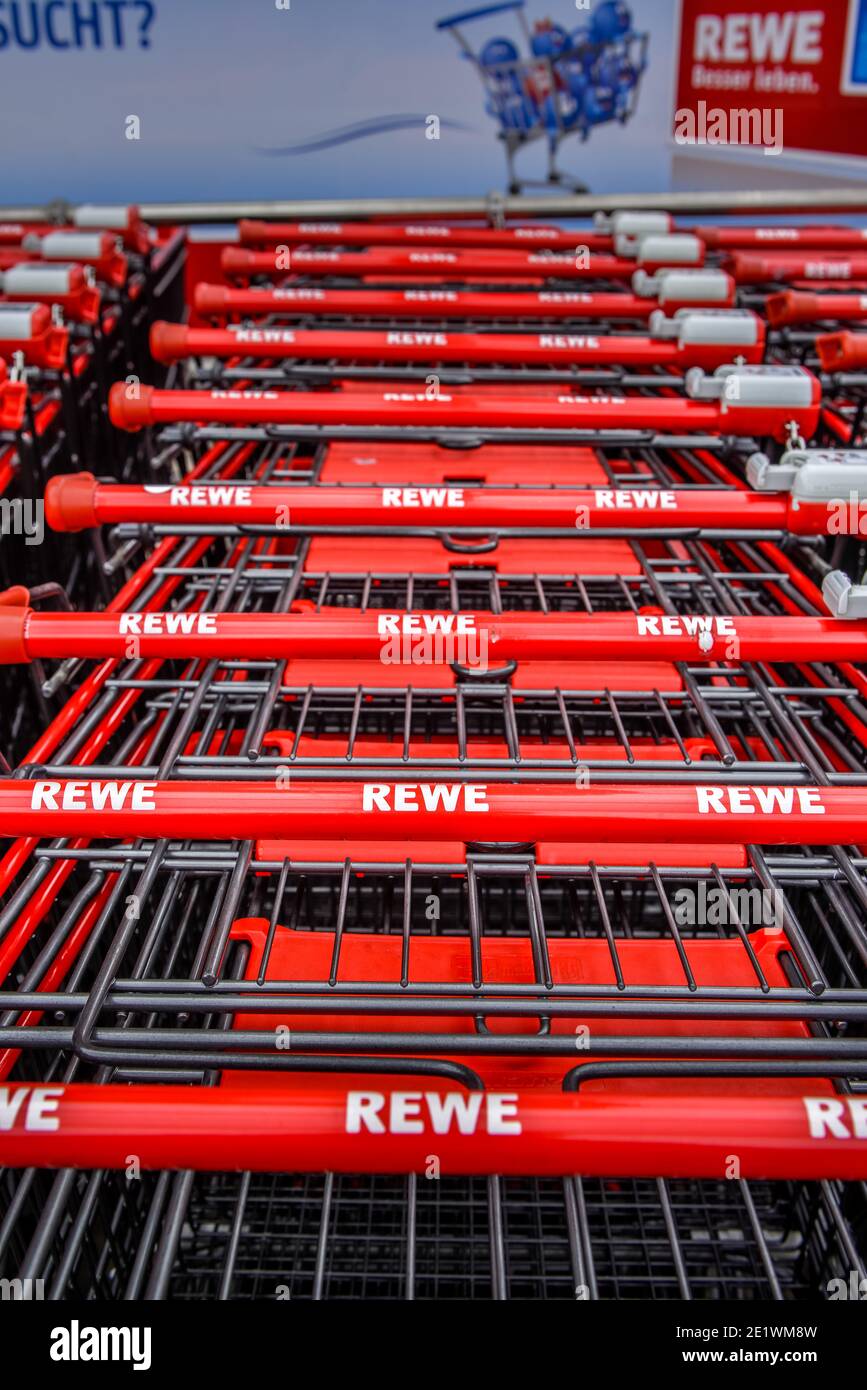 Einkaufswagen Rewe, Koeln, Nordrhein-Westfalen, Deutschland Stock Photo