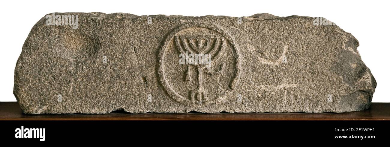 4117. APHIK, GOLAN, ARCHITECTURAL COMPONENTS FROM A 4-5TH C. SYNAGOGUE. CANDELABRA (MENORAH) CARVED IN THE LOCAL BASALT STONE Stock Photo