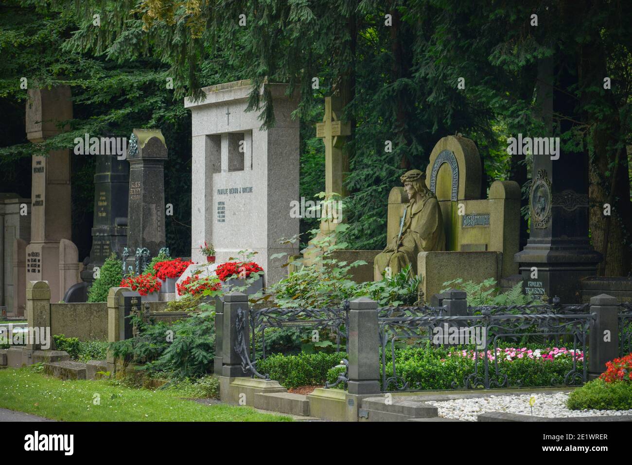 Graeber, Melaten-Friedhof, Aachener Strasse, Lindenthal, Koeln, Nordrhein-Westfalen, Deutschland Stock Photo