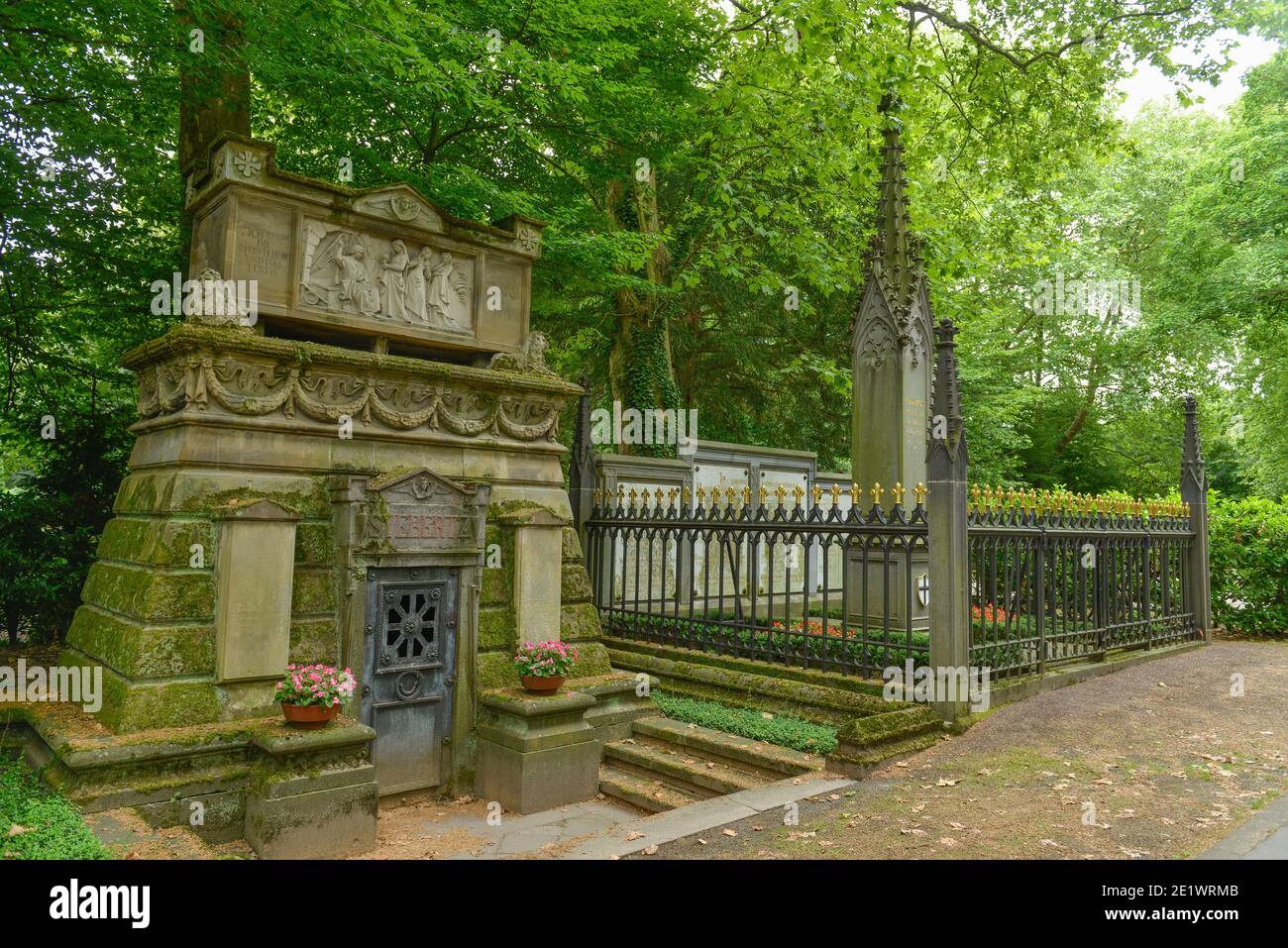 Graeber, Melaten-Friedhof, Aachener Strasse, Lindenthal, Koeln, Nordrhein-Westfalen, Deutschland Stock Photo