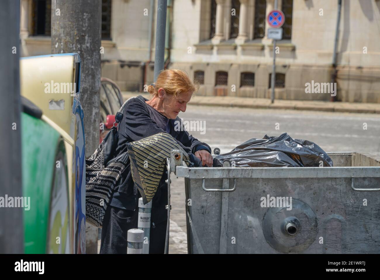 Frau, Armut, Muelleimer, Innenstadt, Sofia, Bulgarien Stock Photo