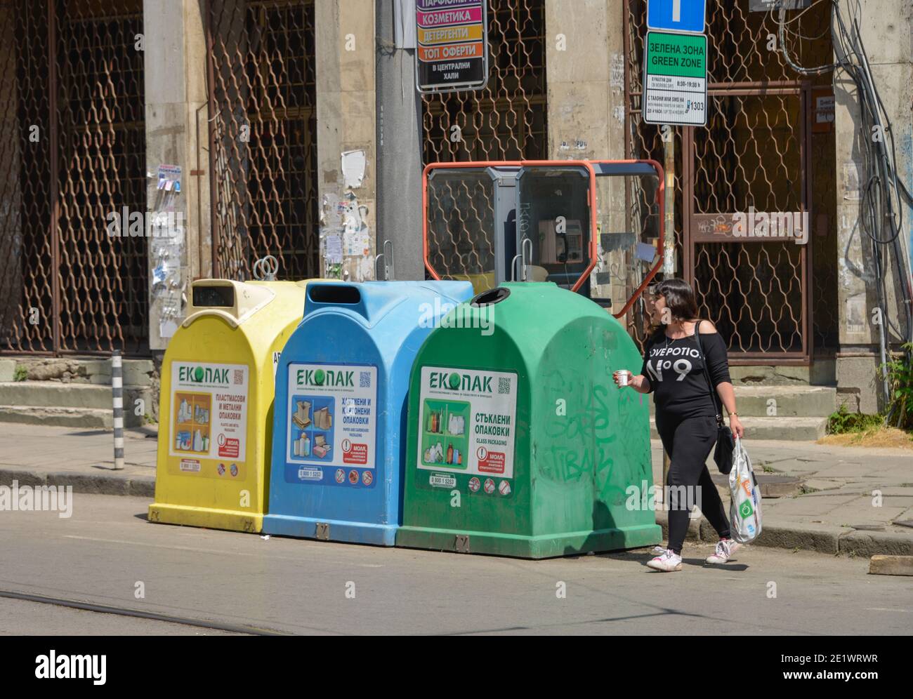 Muelltonnen, Sofia, Bulgarien Stock Photo - Alamy