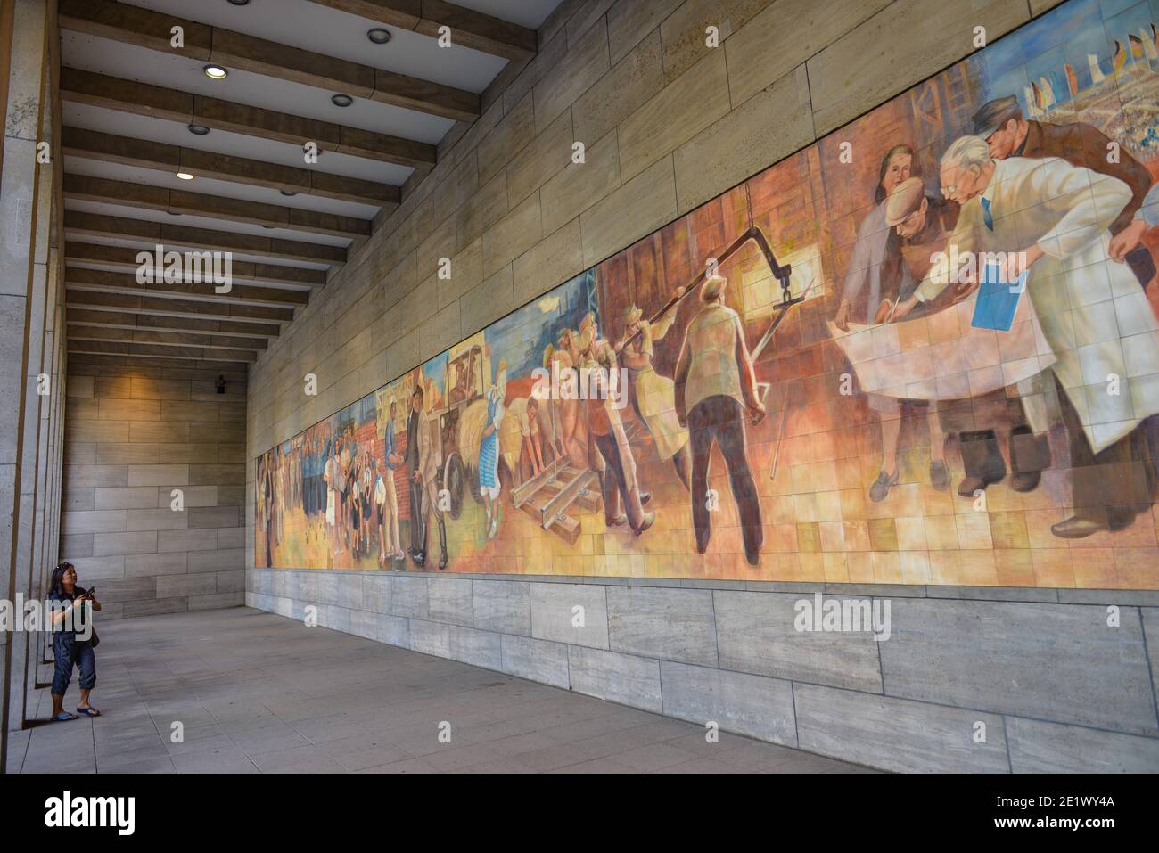 Mosaik, „Die Bedeutung des Friedens für die kulturelle Entwicklung der Menschheit und die Notwendigkeit des kämpferischen Einsatzes für ihn“, Bundesfi Stock Photo