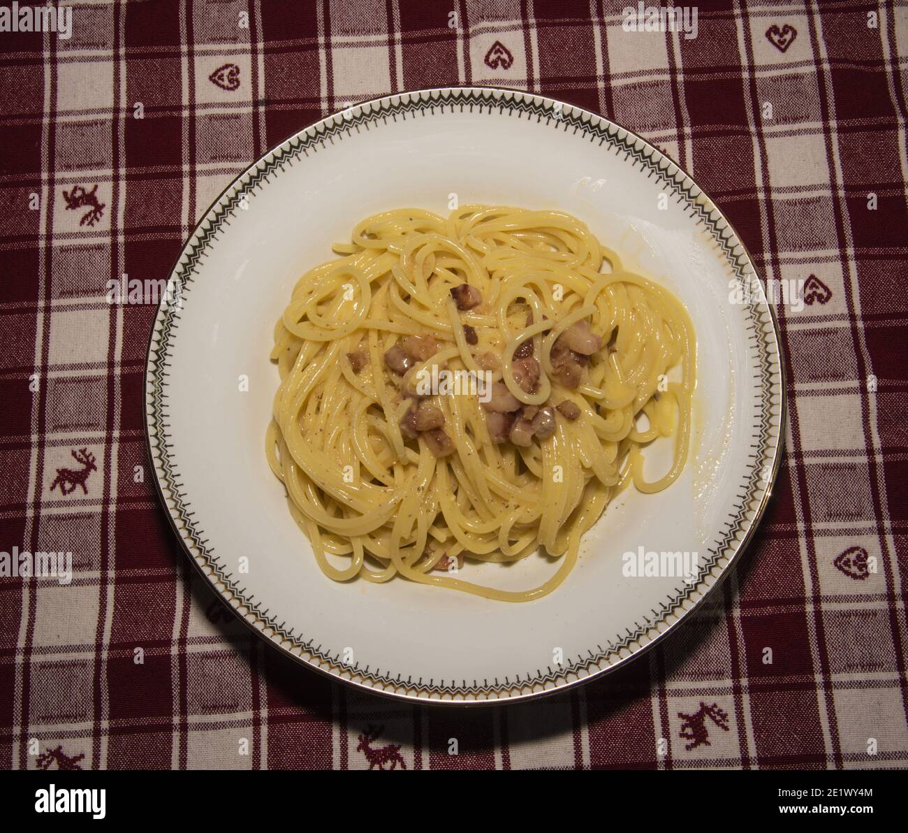 Piatto tipico romano: spaghetti alla carbonara Stock Photo