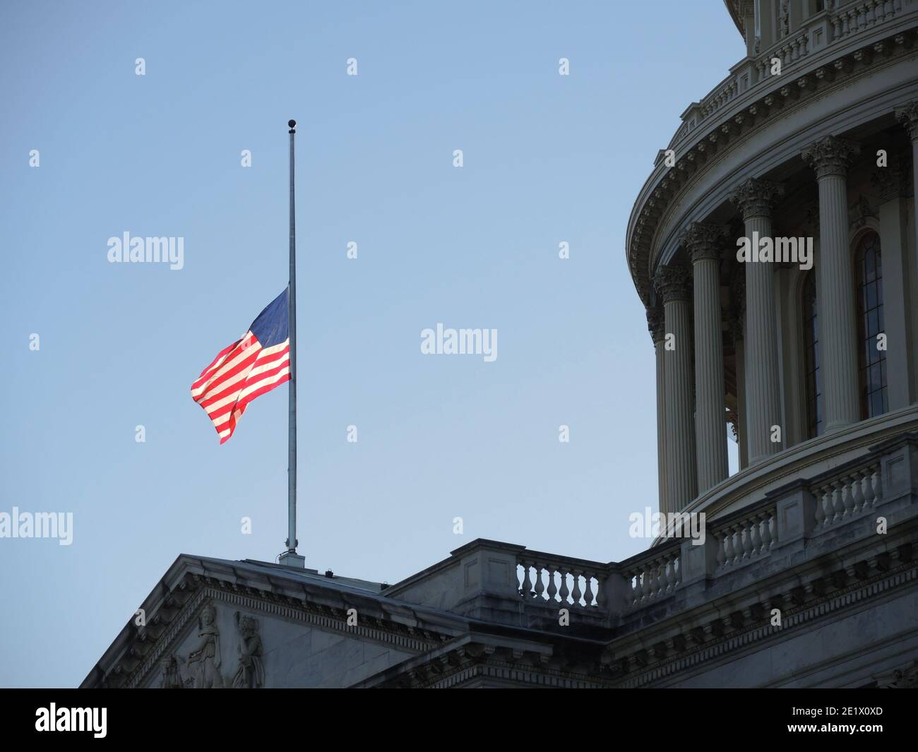 Флаг сша на флагштоке. Почему в америке приспущены флаги. Американские флаги в армении. Флаг перл харбор. Почему в америке приспущены флаги.