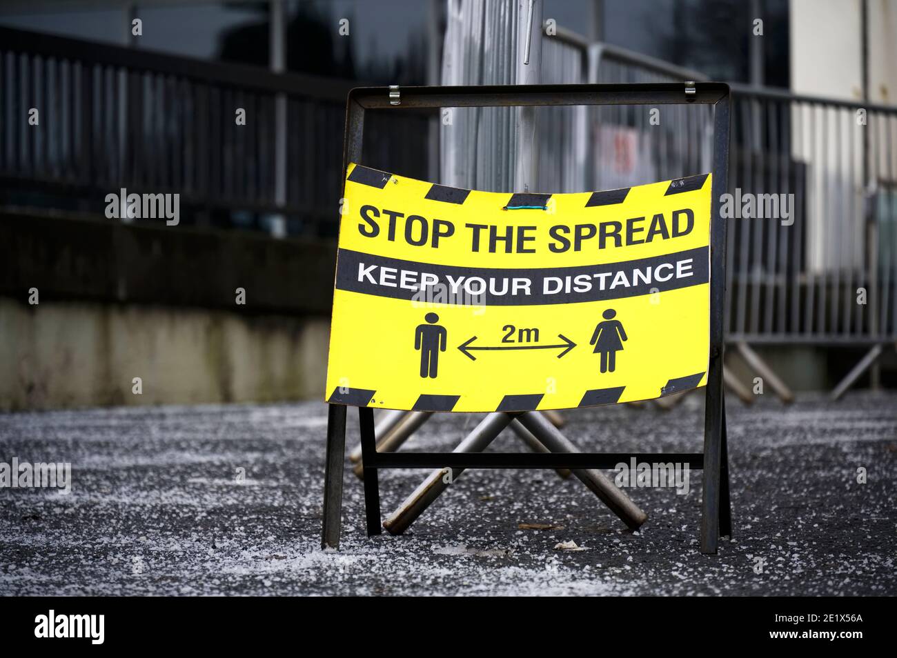 Stop the spread keep your distance sign during the pandemic Stock Photo ...
