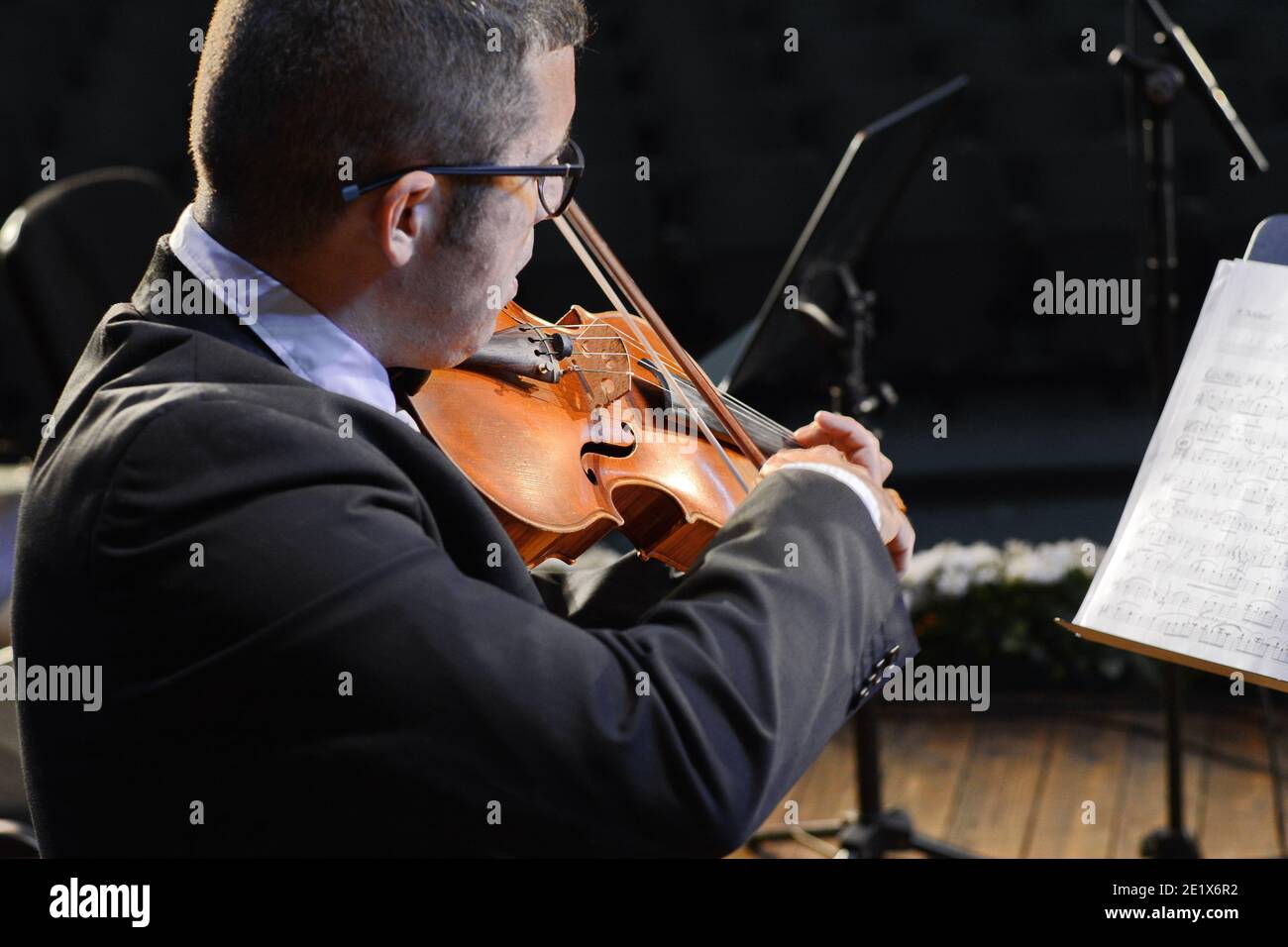 Actor conductor hi-res stock photography and images - Alamy