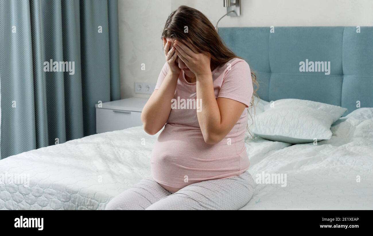 Беременность реву. Беременность реву. Беременность реву. Женщина плачет в кресле. Беременность реву.