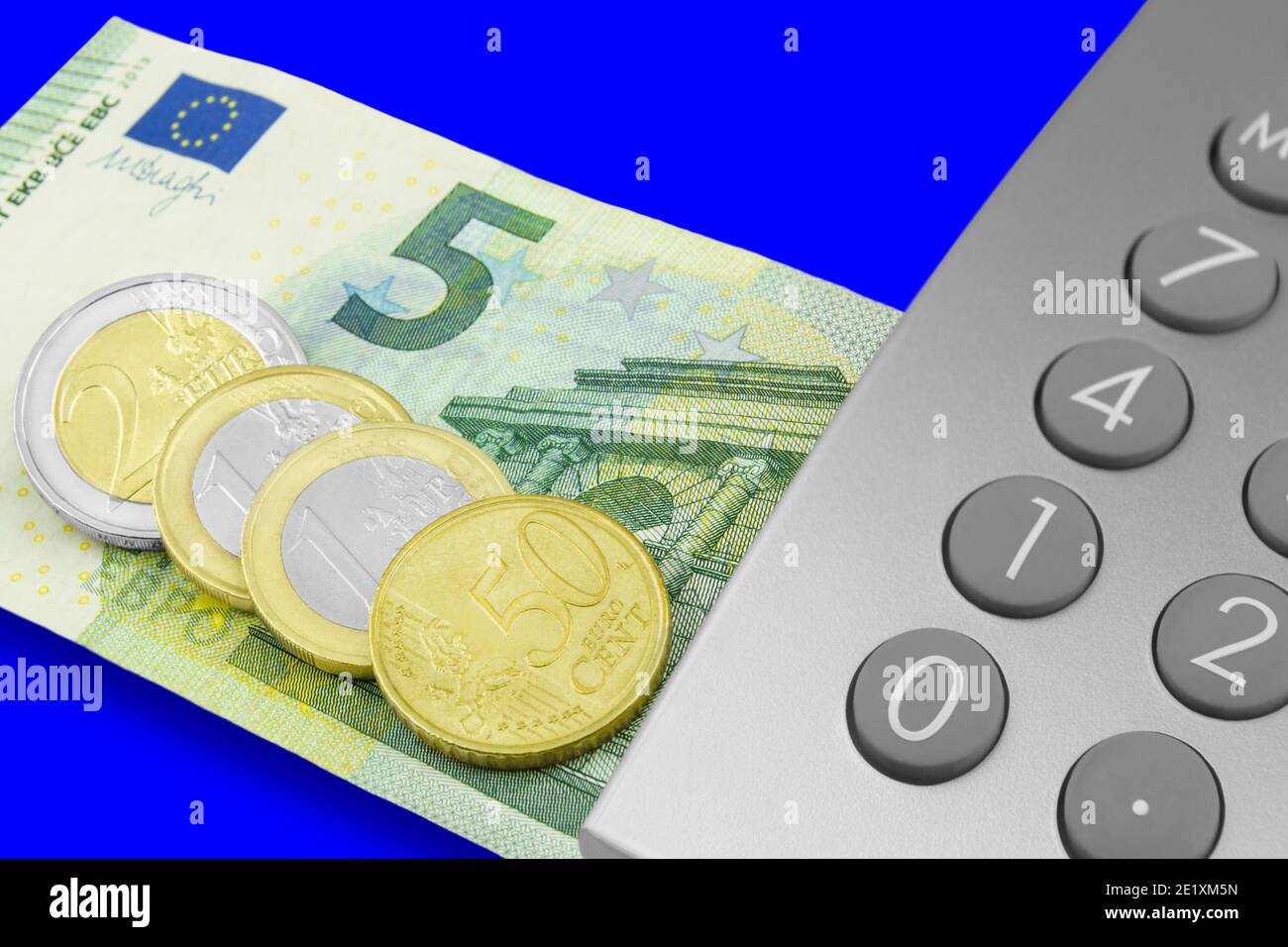 Mindestlohn 9,50 Euro  2021 und Rechner Stock Photo