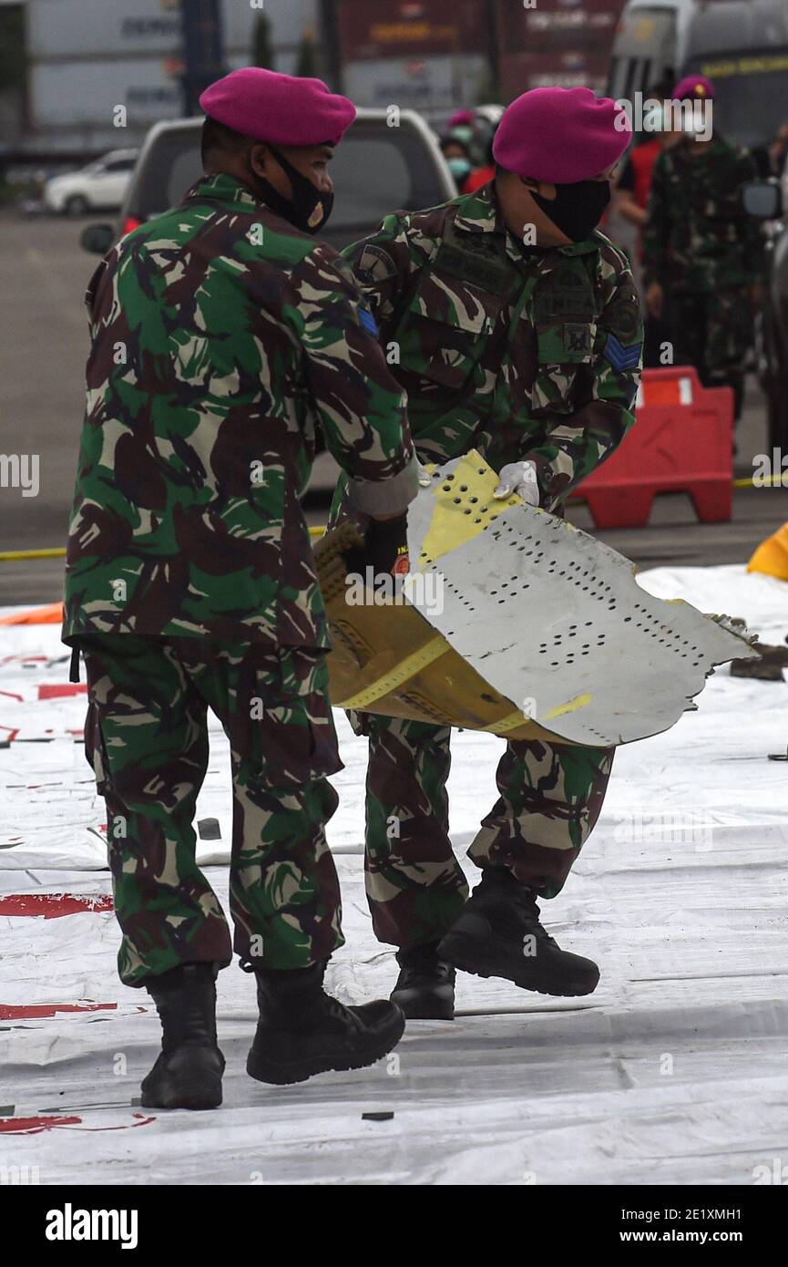 Jakarta, Indonesia. 10th Jan, 2021. Members of the Indonesian Search and Rescue (SAR) bring debris of the Sriwijaya Air flight SJ-182 at Tanjung Priok Port, Jakarta, Indonesia, Jan. 10, 2021. Rescuers on Sunday collected five bags of human body parts and three bags of debris of the Sriwijaya Air plane that crashed in the waters off the coast of Indonesian capital Jakarta, a senior official said. (Xinhua/Agung Kuncahya B.) Credit: Xinhua/Alamy Live News Stock Photo
