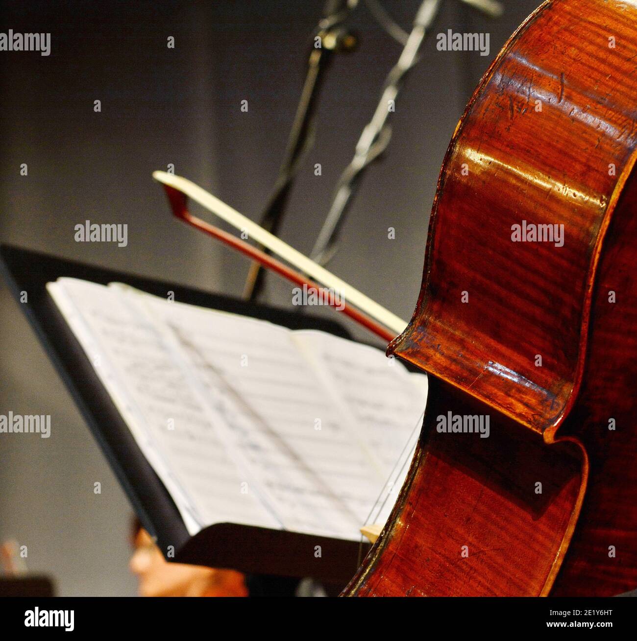 Close up musician hands cello hires stock photography and images Alamy