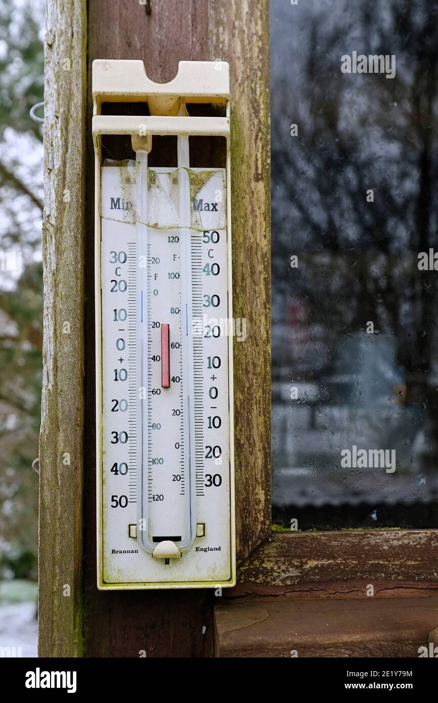 https://c8.alamy.com/comp/2E1Y79M/in-yorkshire-dales-an-exterior-max-and-min-thermometer-showing-8c-min-temp-2E1Y79M.jpg