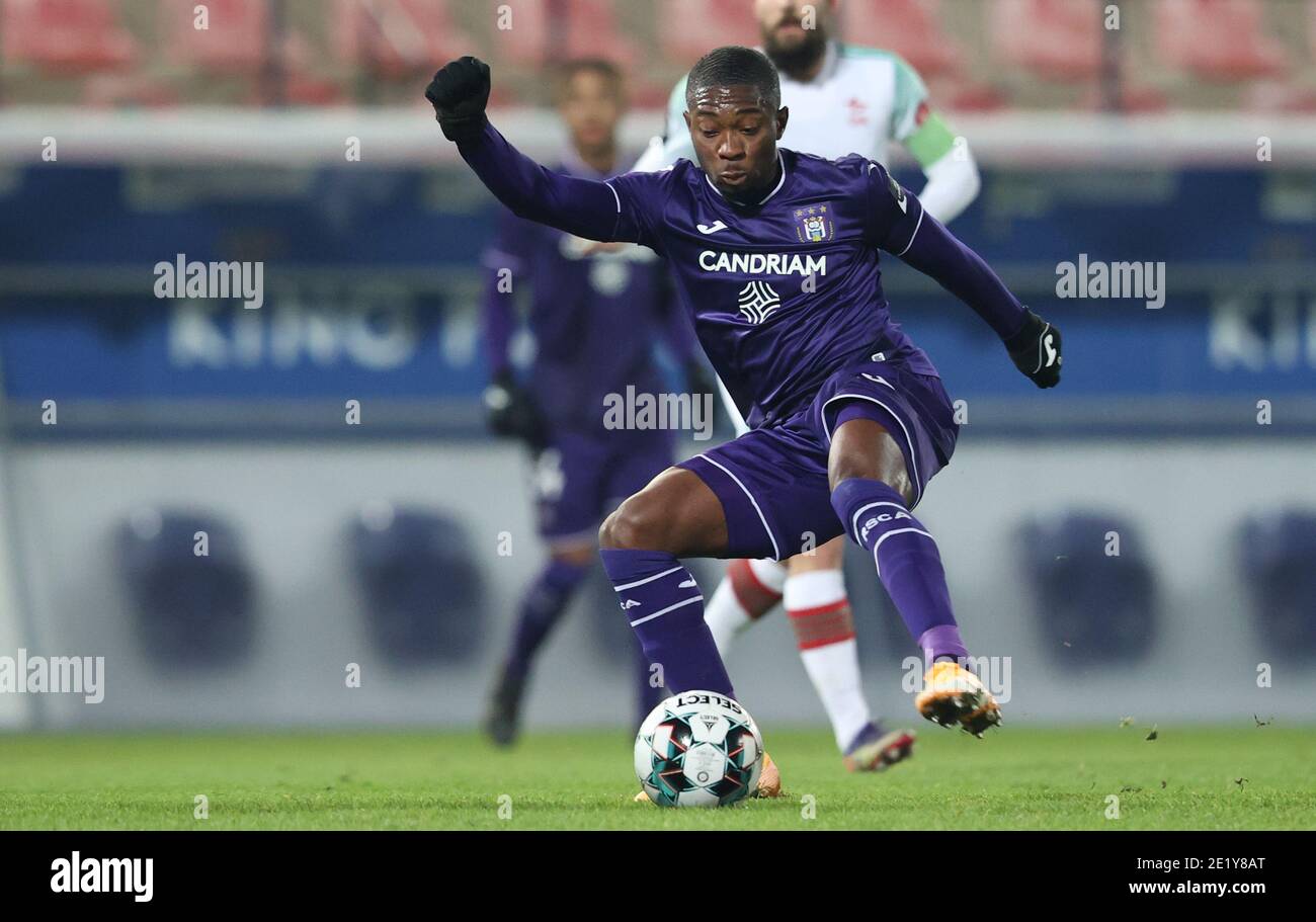 Anderlecht's Francis Amuzu and OHL's Kamal Sowah fight for the
