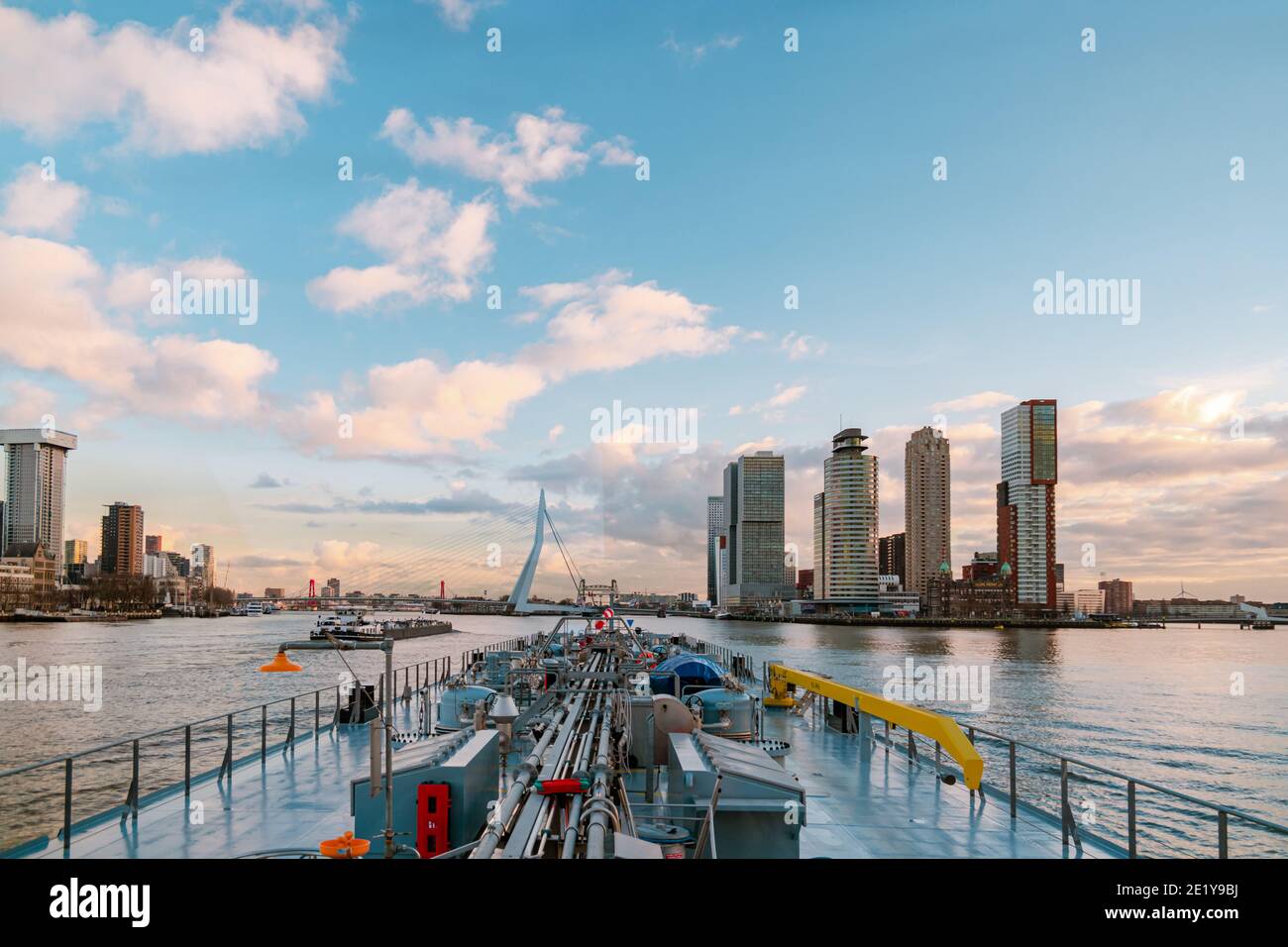 Binnenvaart, Translation Inlandshipping on the river Nieuwe Maas