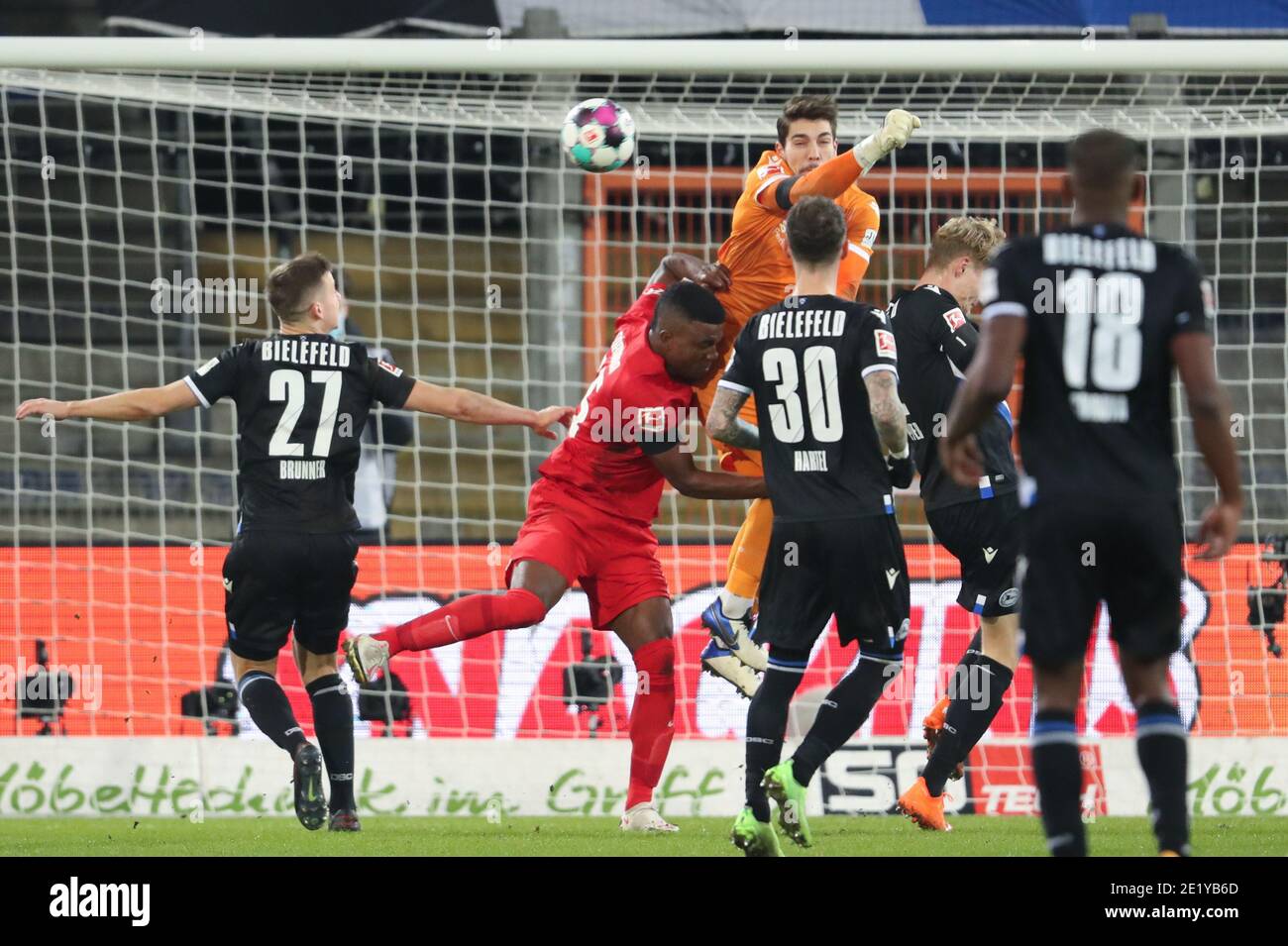 10 January 2021, North Rhine-Westphalia, Bielefeld: Football: Bundesliga, Arminia Bielefeld - Hertha BSC Berlin, Matchday 15 at Schüco Arena. Bielefeld's goalkeeper Stefan Ortega (top) battles for the ball with Berlin's Jhon Cordoba (M, left). Cedric Brunner (l) and Marcel Hartel (M, right) look on. Photo: Friso Gentsch/dpa - IMPORTANT NOTE: In accordance with the regulations of the DFL Deutsche Fußball Liga and/or the DFB Deutscher Fußball-Bund, it is prohibited to use or have used photographs taken in the stadium and/or of the match in the form of sequence pictures and/or video-like photo se Stock Photo