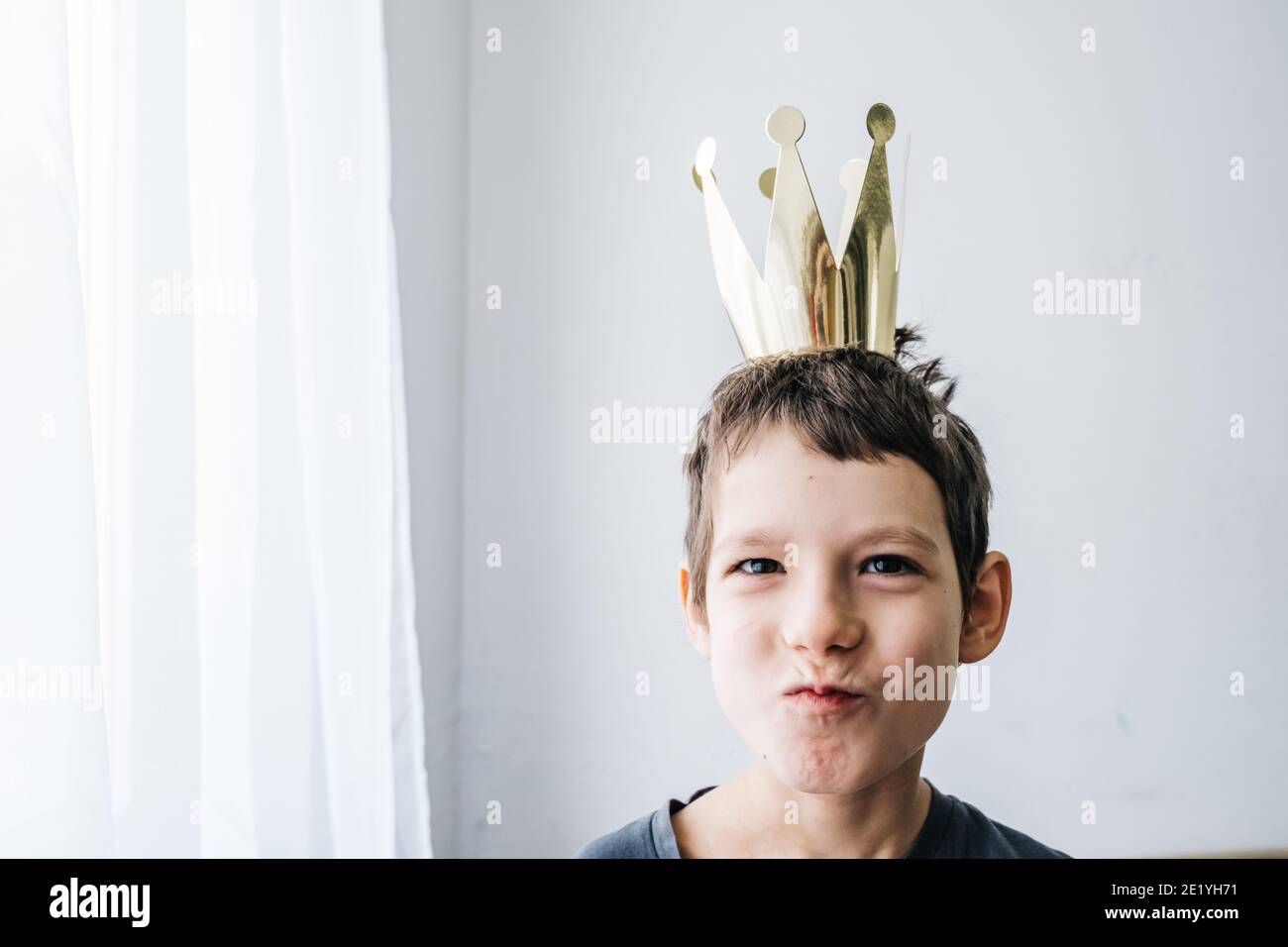 Boy wearing crown hi-res stock photography and images - Alamy